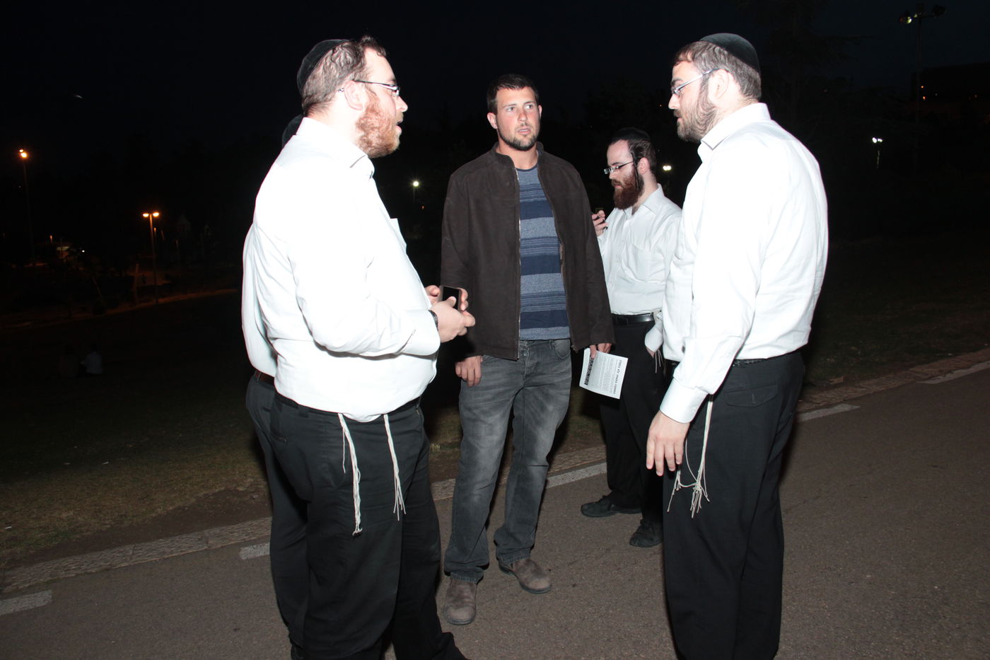 מיוחד: כך נכשל הניסיון החילוני לתעד חרדים ממנגלים בצפירה