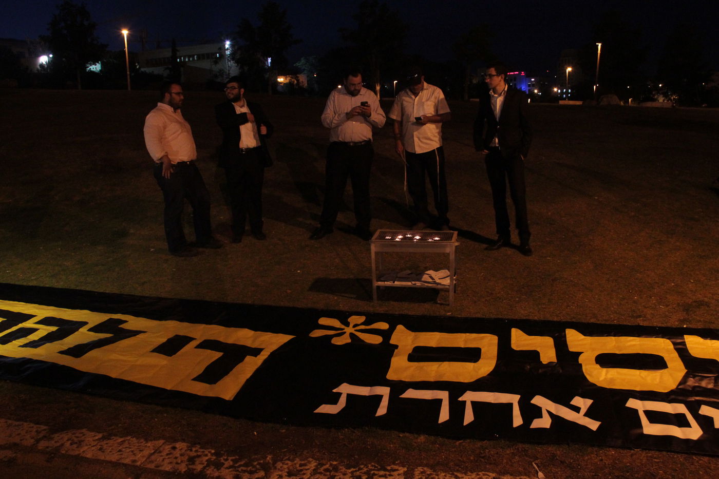 מיוחד: כך נכשל הניסיון החילוני לתעד חרדים ממנגלים בצפירה