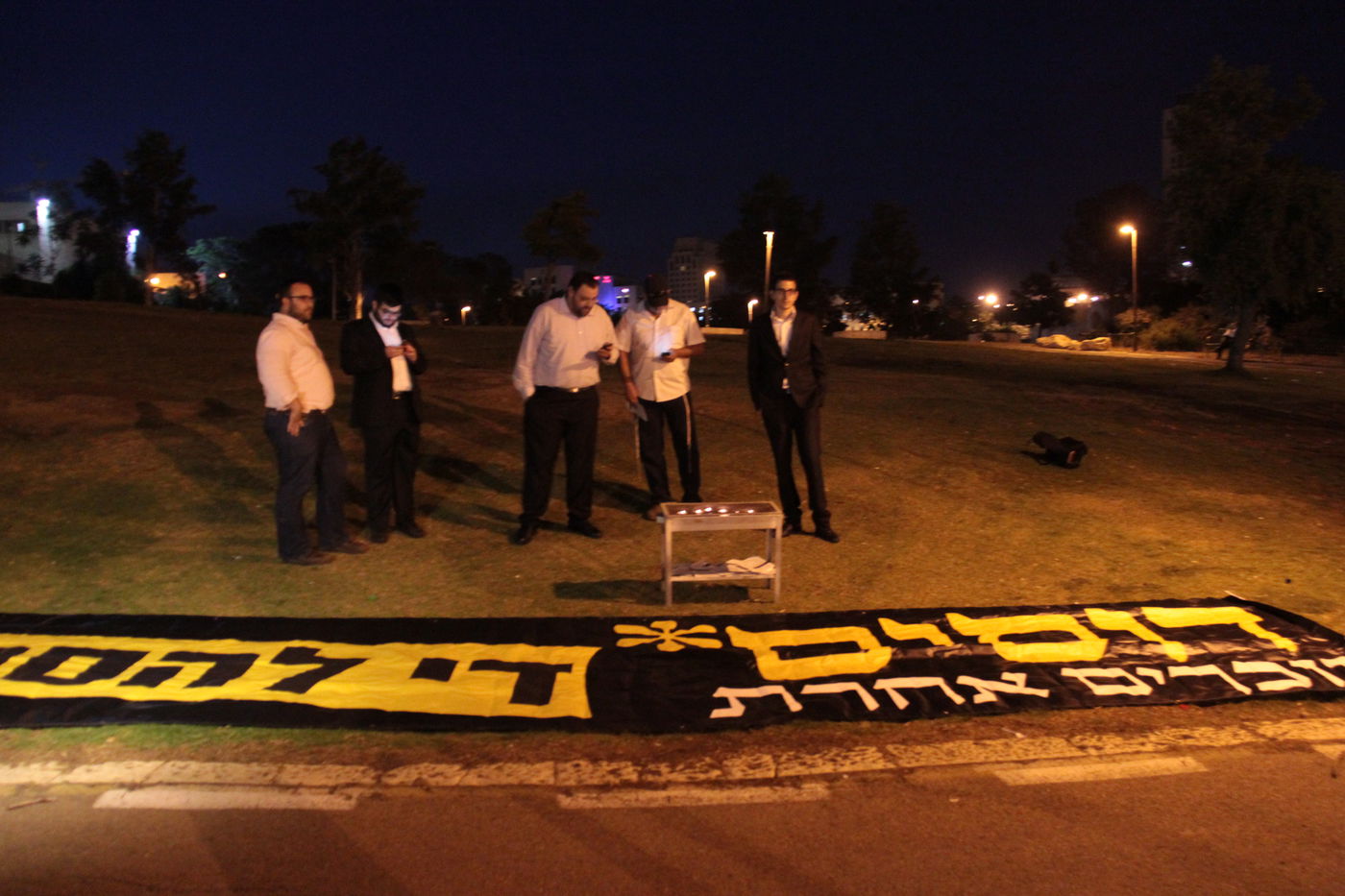 מיוחד: כך נכשל הניסיון החילוני לתעד חרדים ממנגלים בצפירה