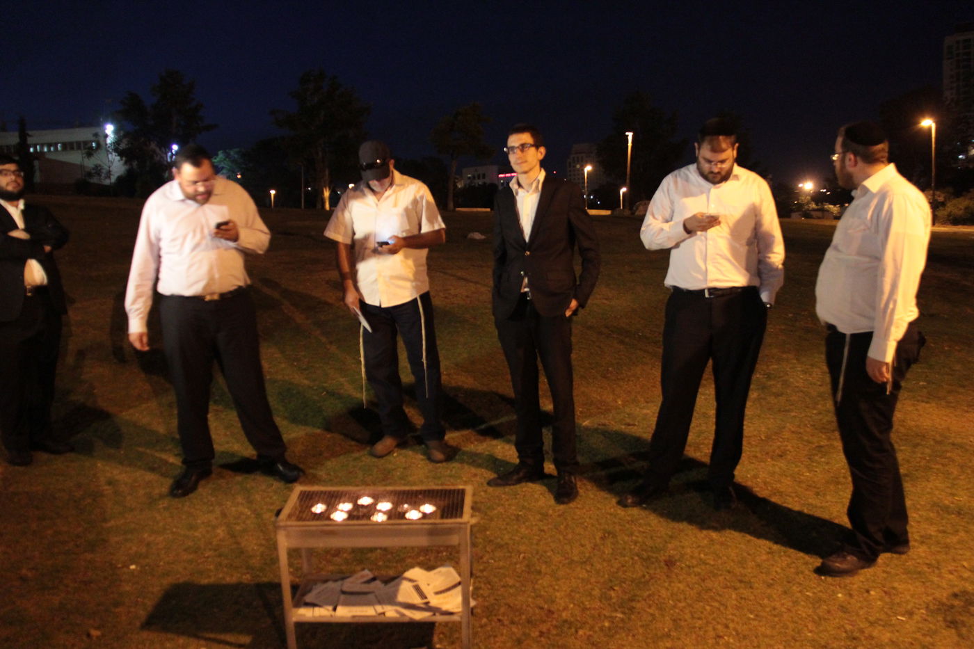 מיוחד: כך נכשל הניסיון החילוני לתעד חרדים ממנגלים בצפירה