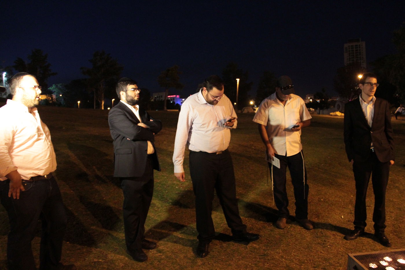 מיוחד: כך נכשל הניסיון החילוני לתעד חרדים ממנגלים בצפירה