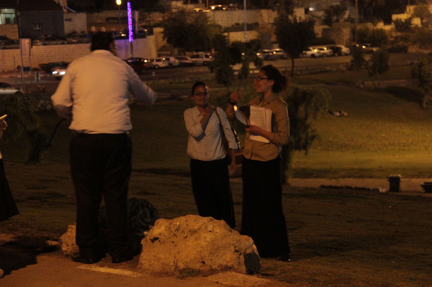 מיוחד: כך נכשל הניסיון החילוני לתעד חרדים ממנגלים בצפירה