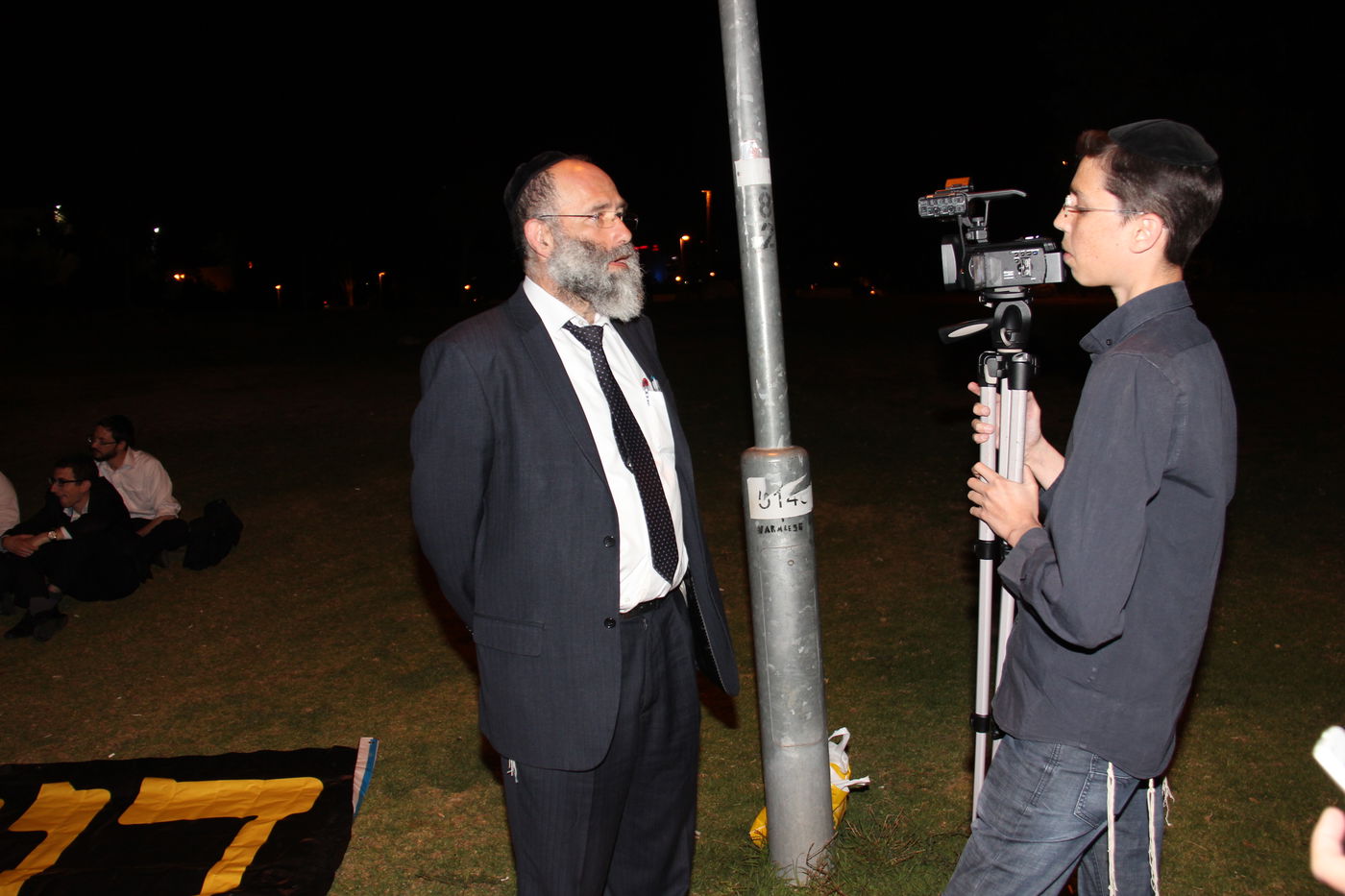 מיוחד: כך נכשל הניסיון החילוני לתעד חרדים ממנגלים בצפירה