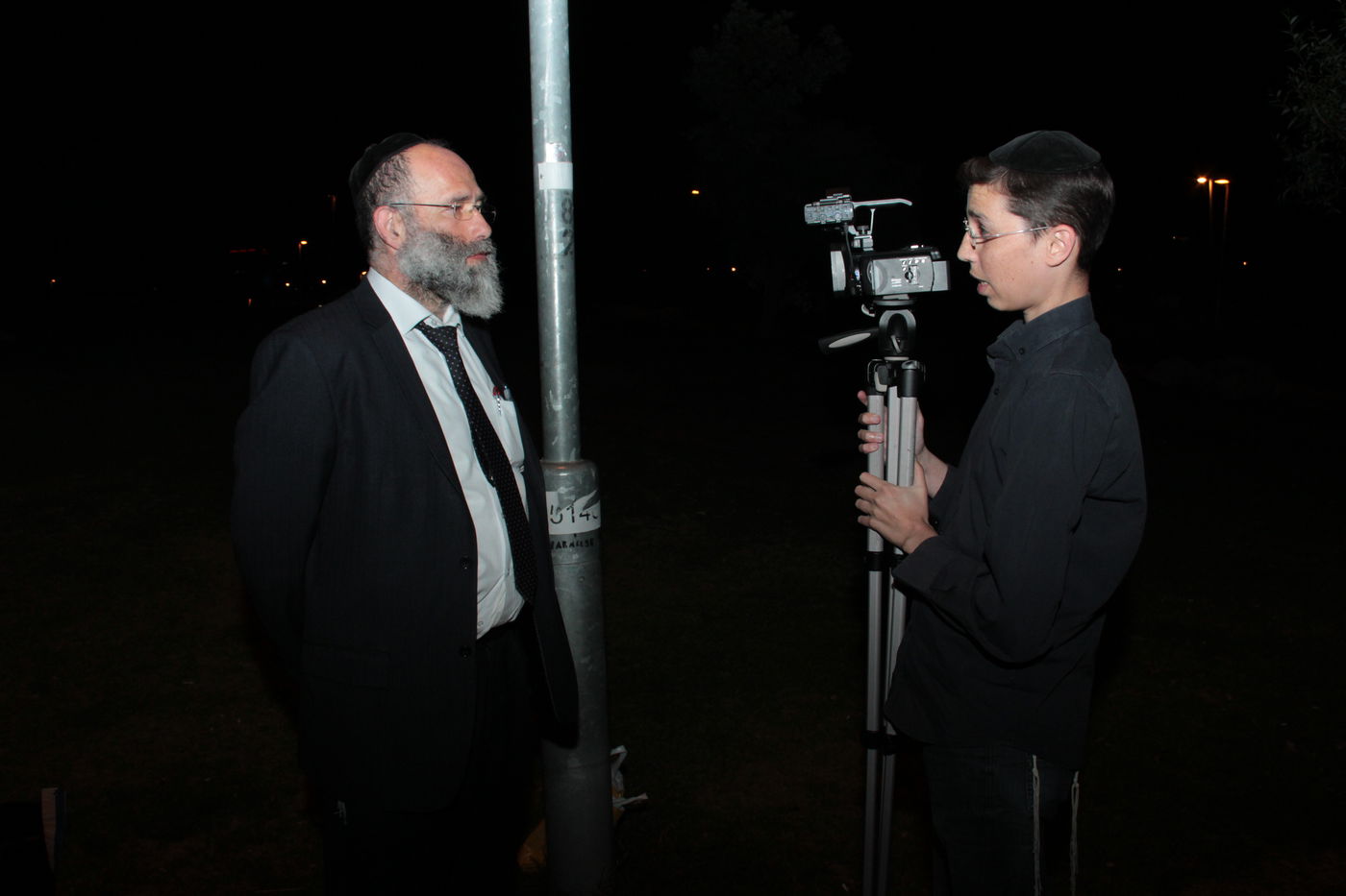 מיוחד: כך נכשל הניסיון החילוני לתעד חרדים ממנגלים בצפירה