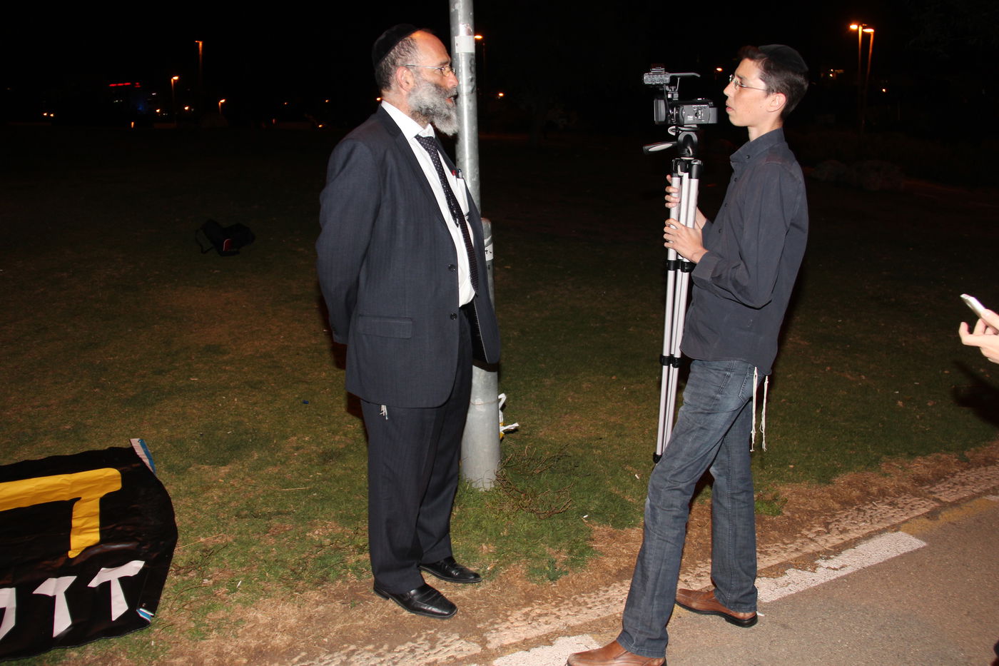 מיוחד: כך נכשל הניסיון החילוני לתעד חרדים ממנגלים בצפירה