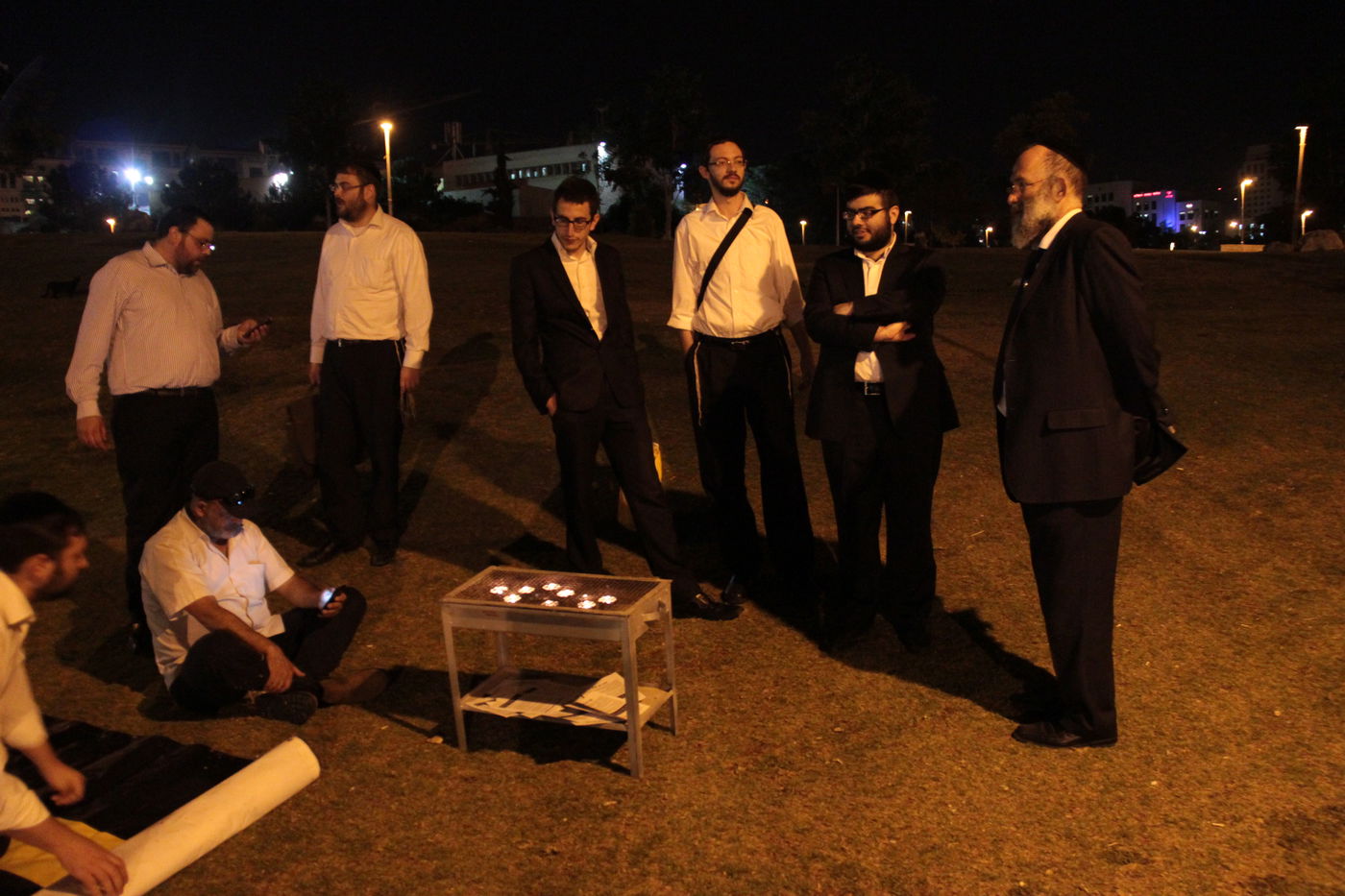 מיוחד: כך נכשל הניסיון החילוני לתעד חרדים ממנגלים בצפירה