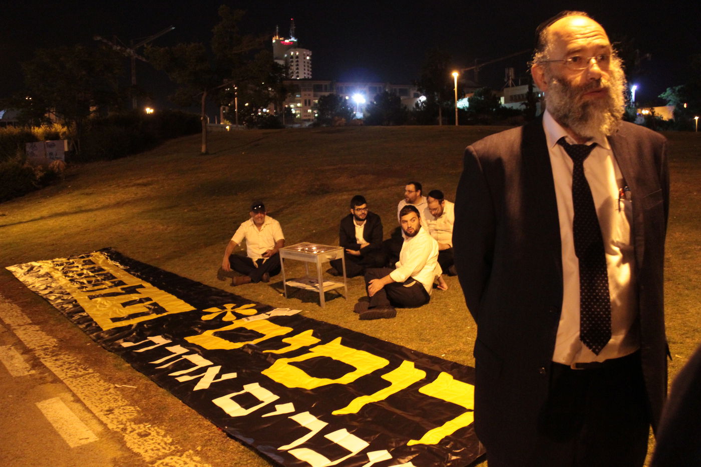 מיוחד: כך נכשל הניסיון החילוני לתעד חרדים ממנגלים בצפירה