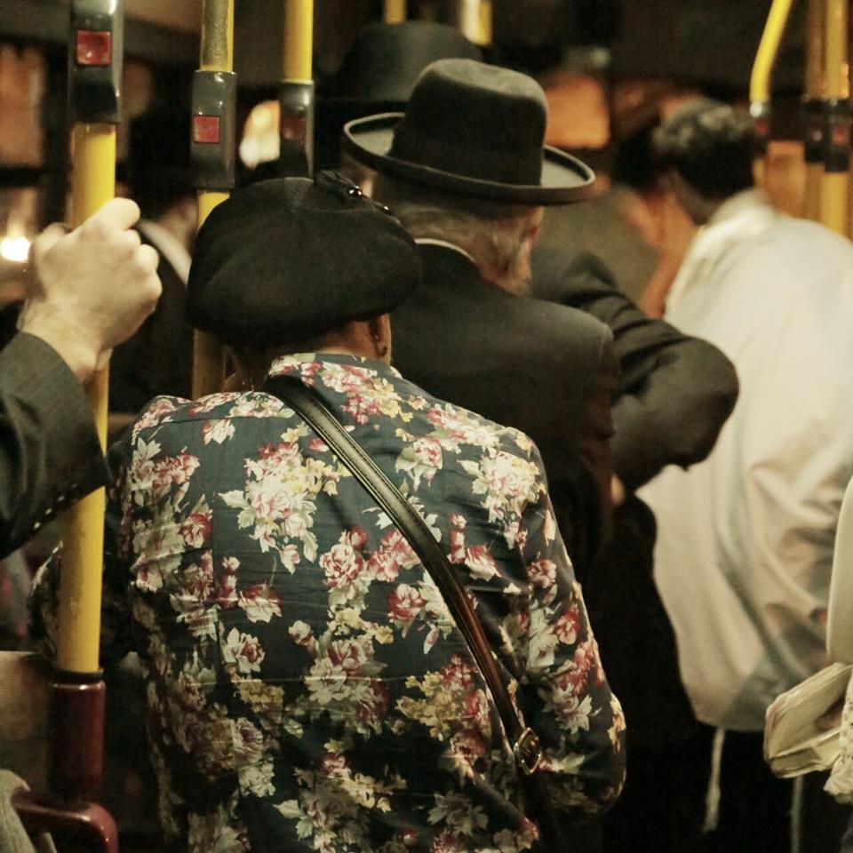 עומדים באוטבוס בשעת הצפירה