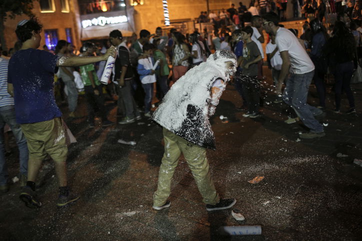 החגיגות, אמש