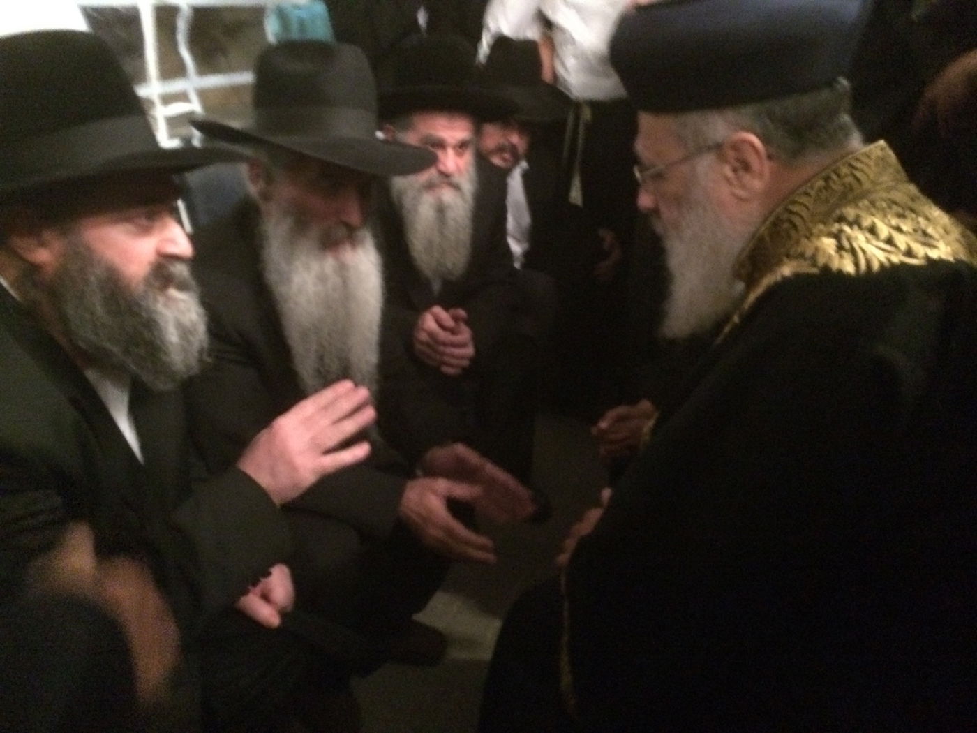 תיעוד: הראשל"צ הגר"י יוסף מנחם את רבני אבוחצירא