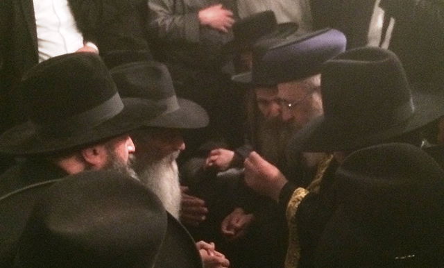 תיעוד: הראשל"צ הגר"י יוסף מנחם את רבני אבוחצירא
