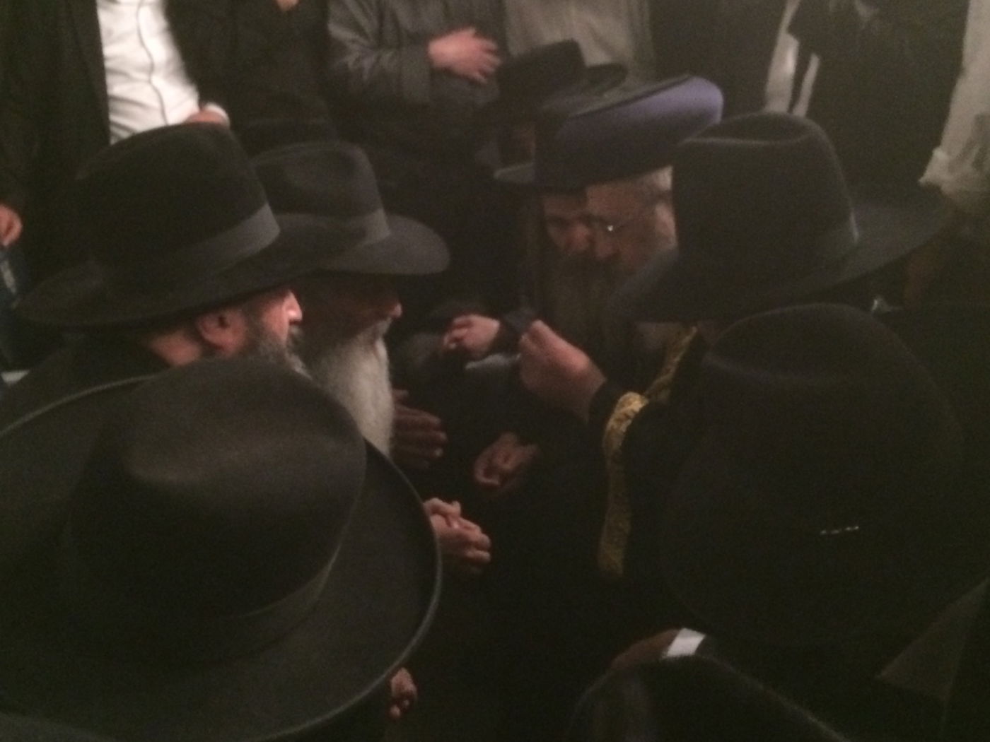 תיעוד: הראשל"צ הגר"י יוסף מנחם את רבני אבוחצירא