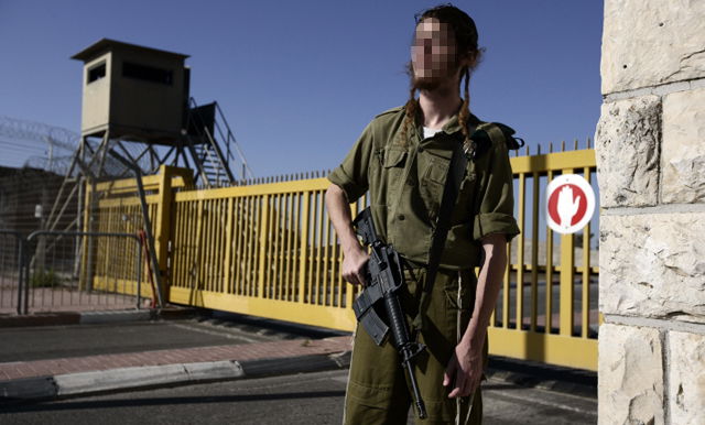 סירב להשתתף  בתרגיל עם חיילות והודח מקורס קצינים