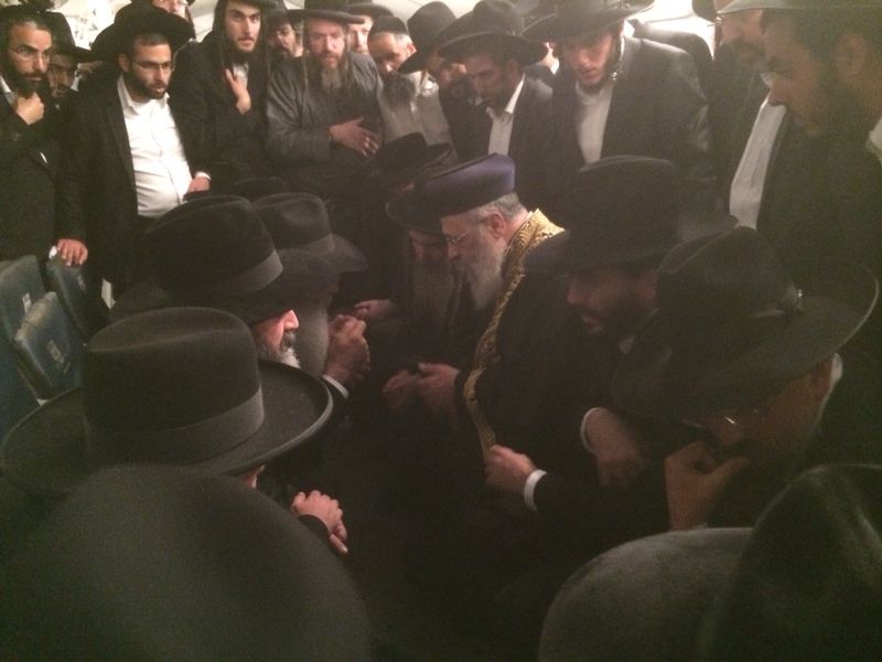 תיעוד: הראשל"צ הגר"י יוסף מנחם את רבני אבוחצירא