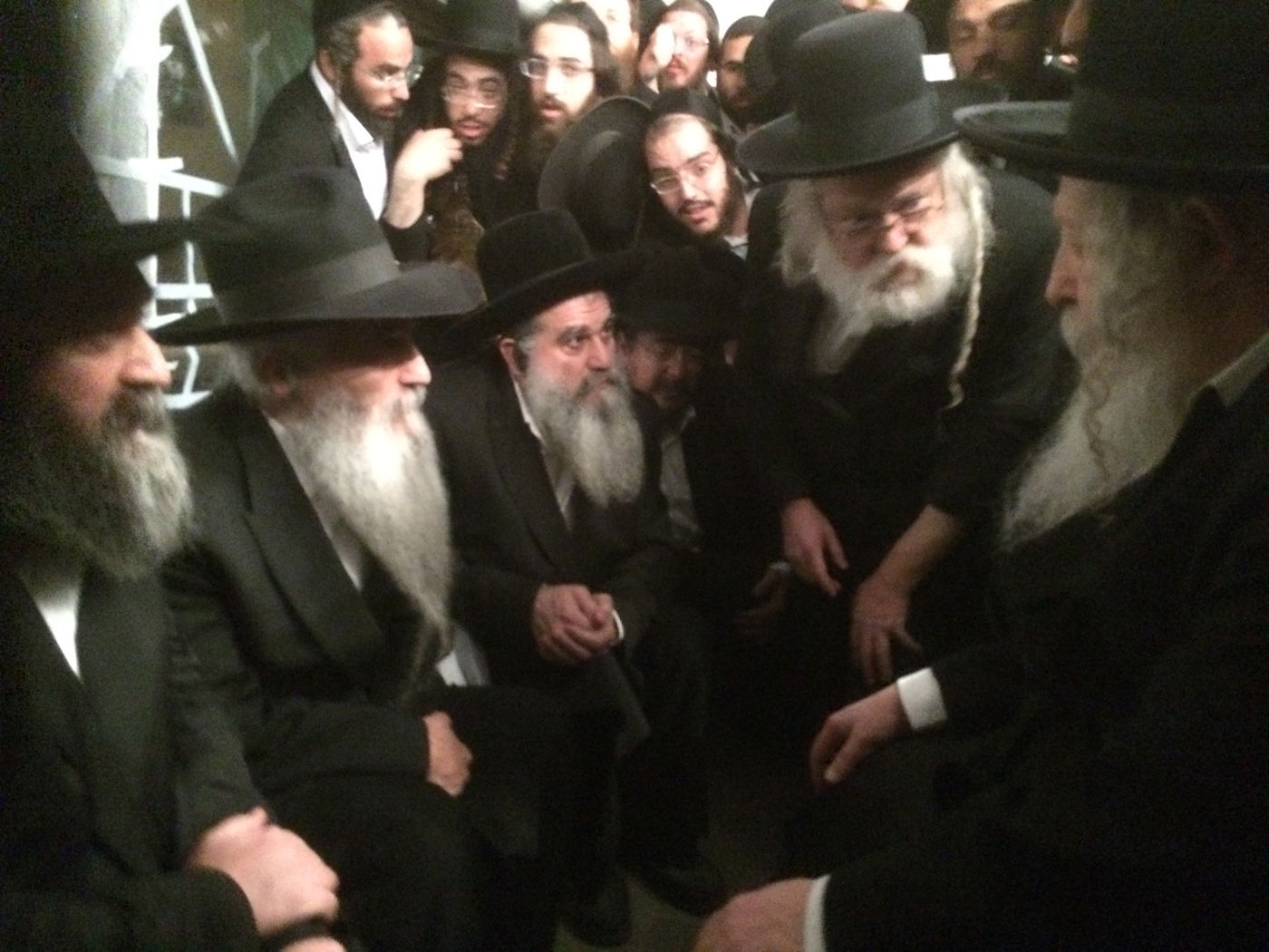 תיעוד: הראשל"צ הגר"י יוסף מנחם את רבני אבוחצירא