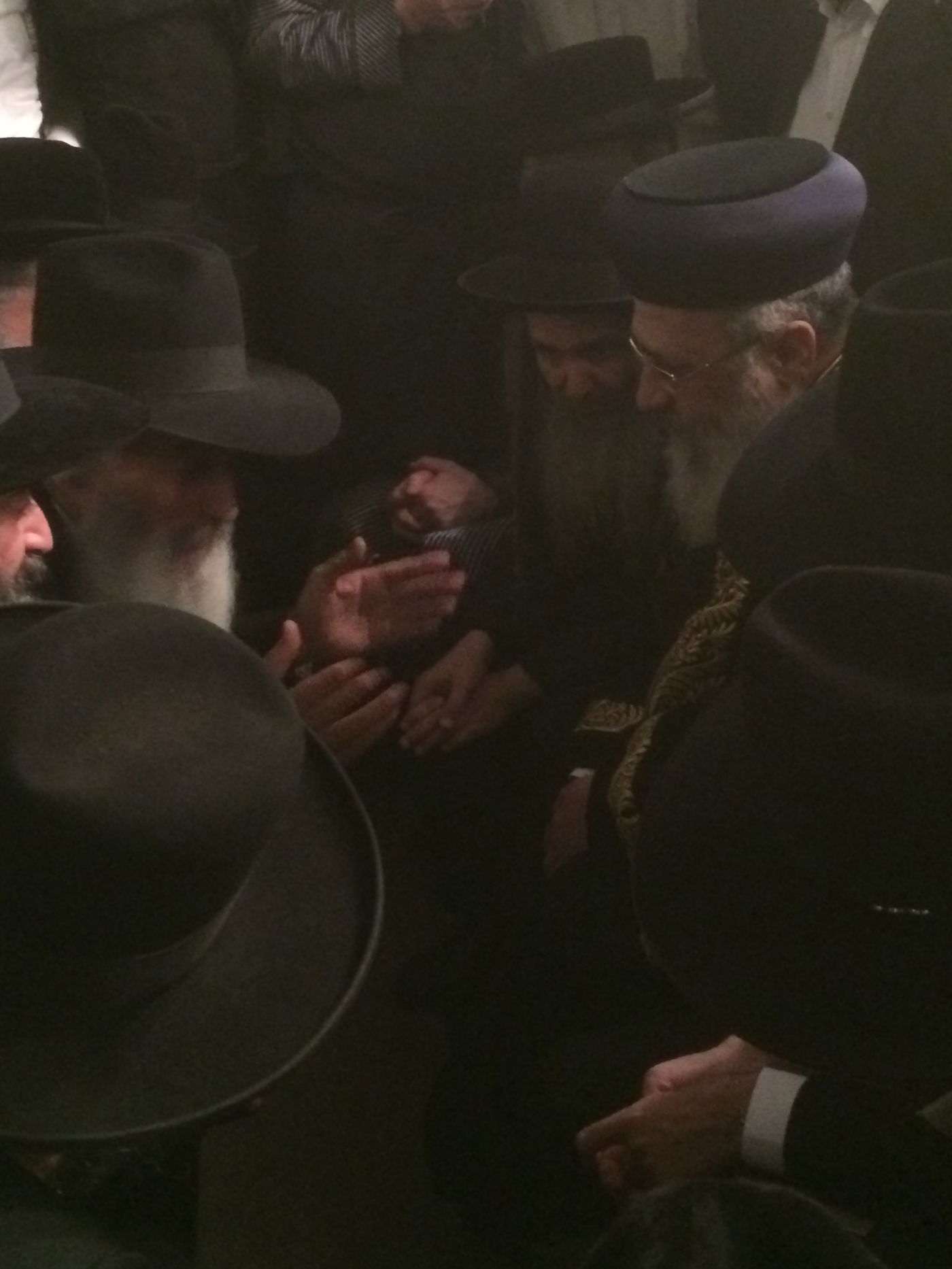 תיעוד: הראשל"צ הגר"י יוסף מנחם את רבני אבוחצירא