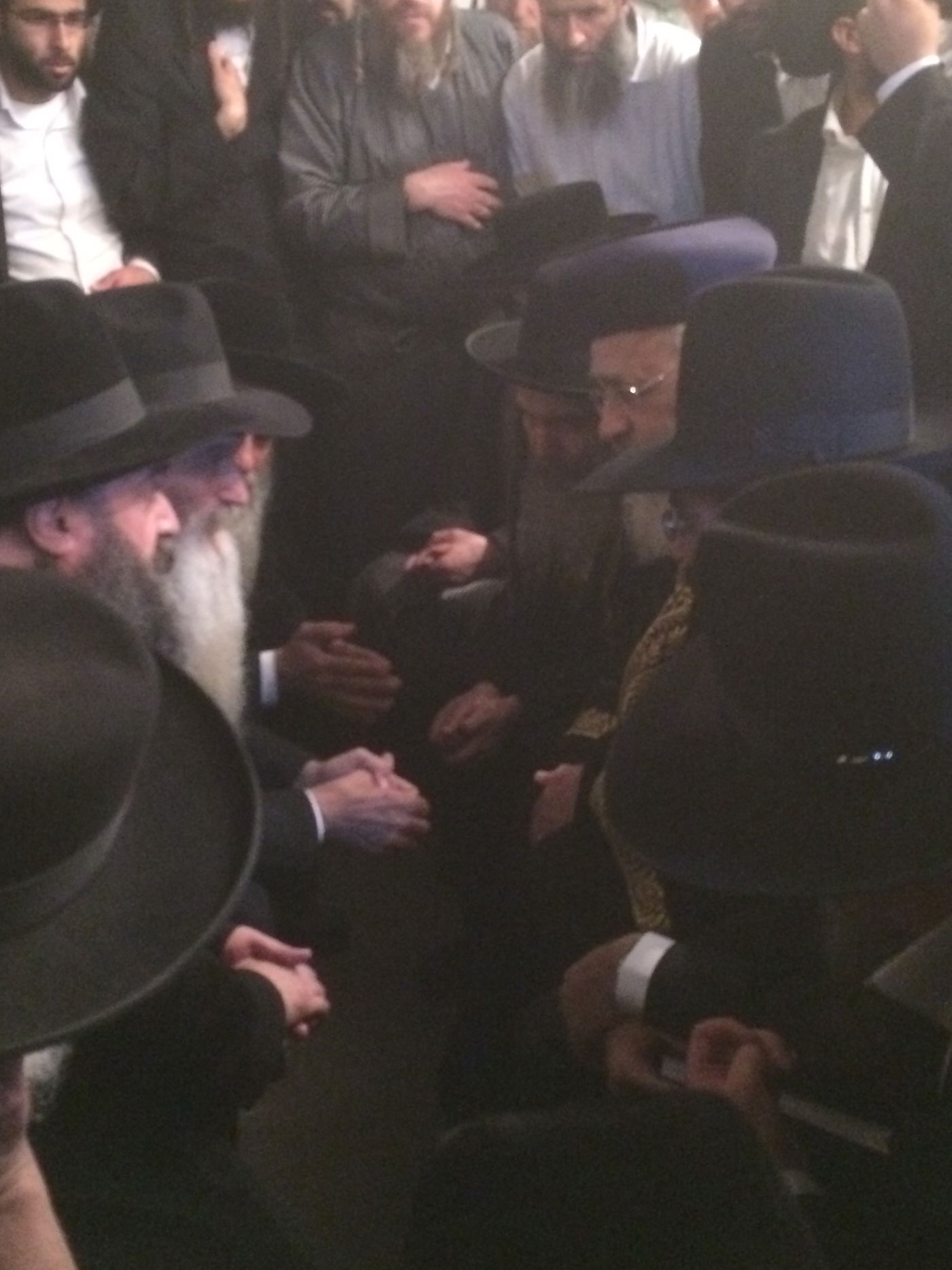 תיעוד: הראשל"צ הגר"י יוסף מנחם את רבני אבוחצירא