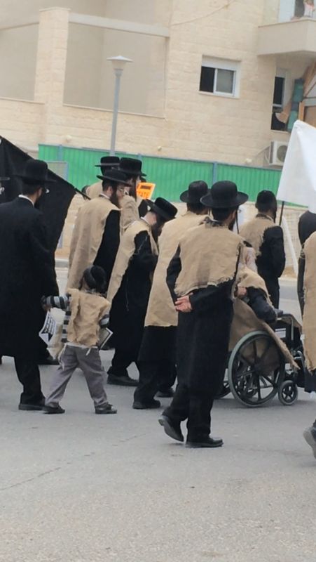 קיצוני בית שמש בהפגנה: "אבוטבול מחלל שם שמיים"