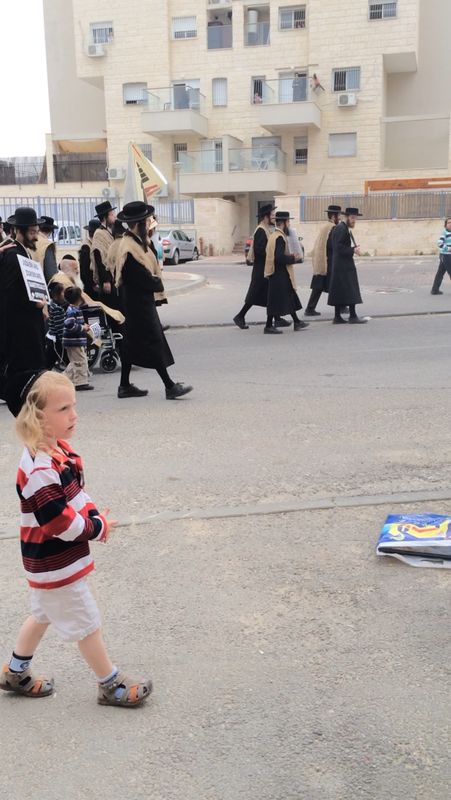 קיצוני בית שמש בהפגנה: "אבוטבול מחלל שם שמיים"