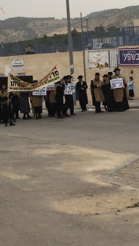 קיצוני בית שמש בהפגנה: "אבוטבול מחלל שם שמיים"