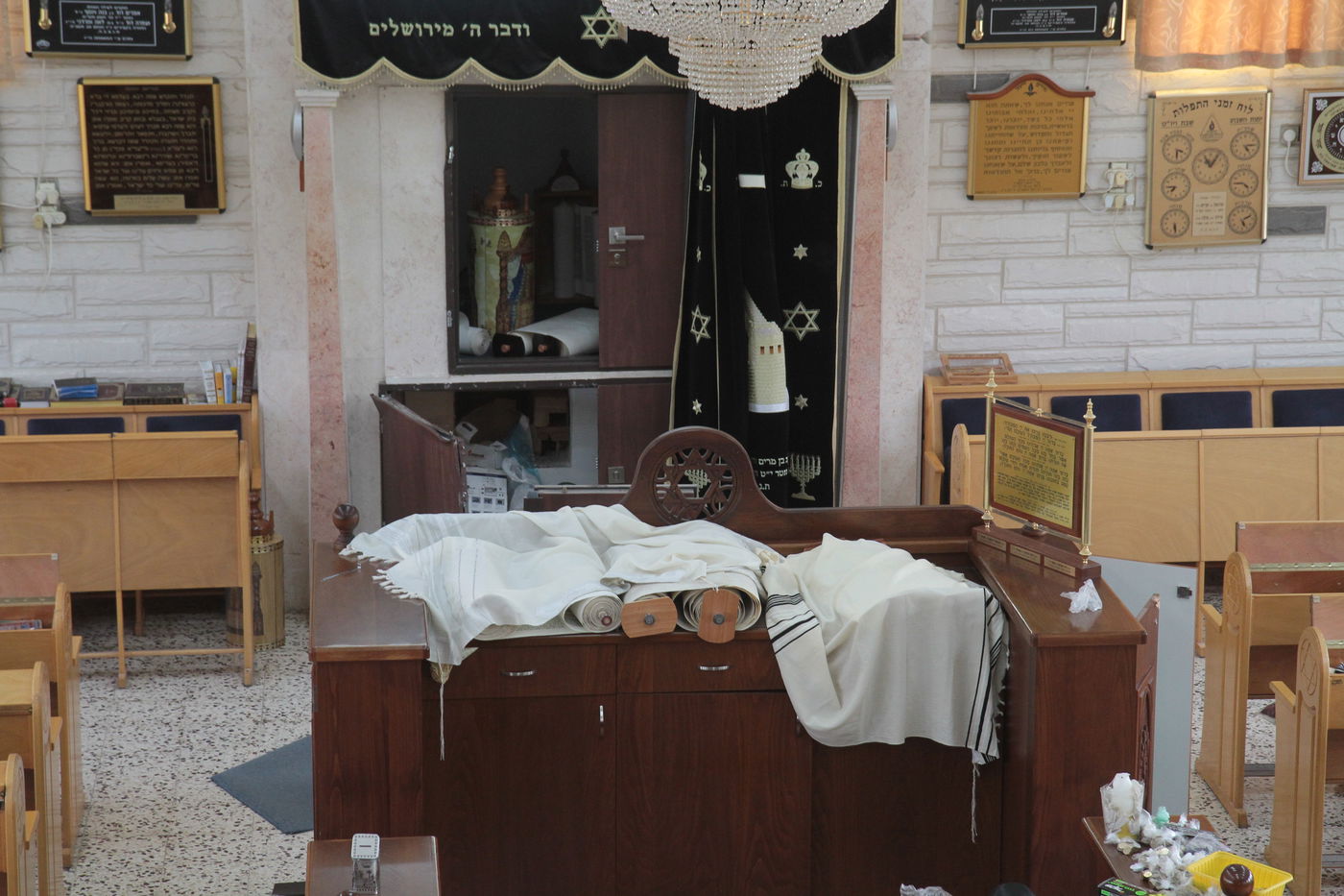 מחריד: אלמונים חיללו ספר תורה בבית הכנסת שבמושב זכריה