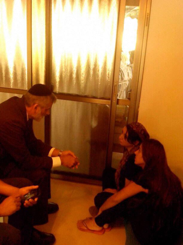 אלי ישי ניחם את משפחת הנרצחת