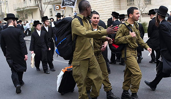 חיילים לצד חרדים