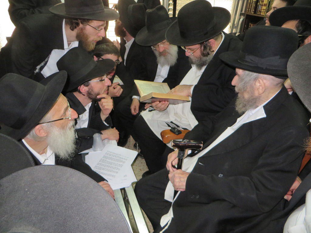 ניחום אבלים בבית הרב יעקב סטפנסקי • תיעוד