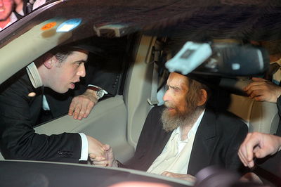 החתן מתברך ע"י הגראי"ל שטיינמן ביום חתונתו