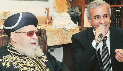 צפו: יחיאל נהרי עושה הבדלה בחדרו של הרב עובדיה יוסף