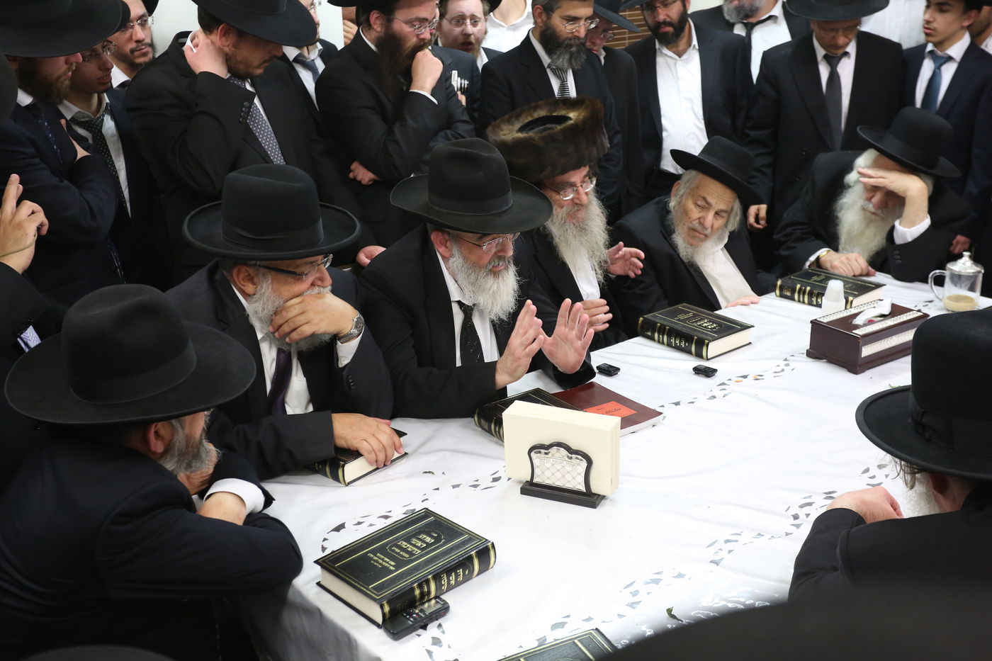 וכתבתם: "לחיים" בבית הגר"ש אוירבך לרגל הוצאת ספר