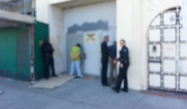 האנטישמים מוצמדים לקיר באזיקים