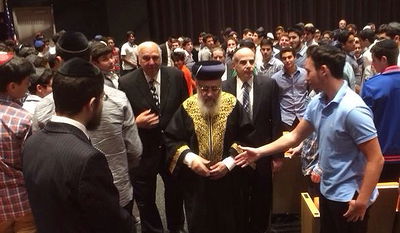 תיעוד בלעדי: ילדי ברוקלין שרים לראשל"צ הגאון רבי יצחק יוסף