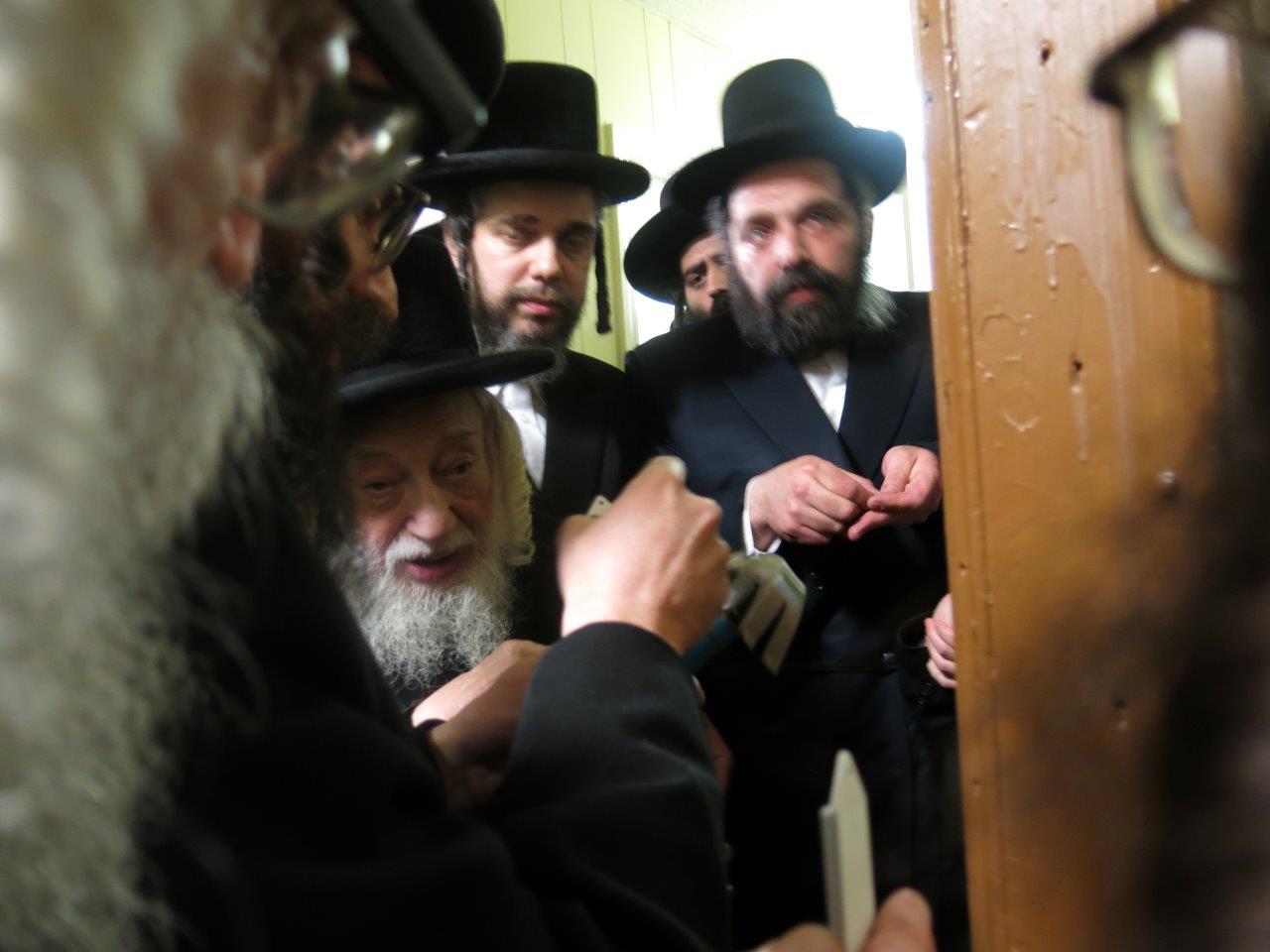 תיעוד: האדמו"ר מסקולען קבע מזוזה ב"חסד לאברהם"