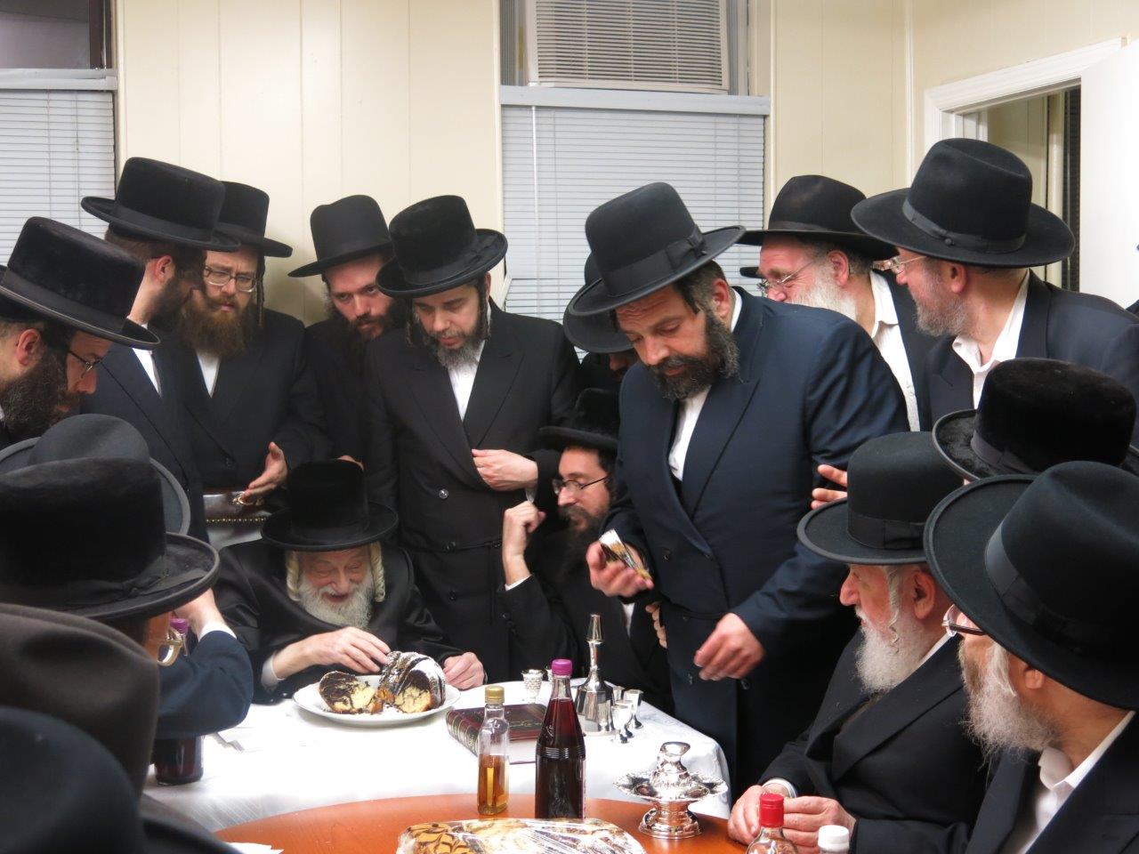 תיעוד: האדמו"ר מסקולען קבע מזוזה ב"חסד לאברהם"