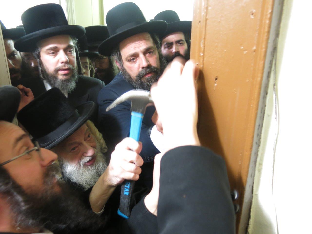 תיעוד: האדמו"ר מסקולען קבע מזוזה ב"חסד לאברהם"