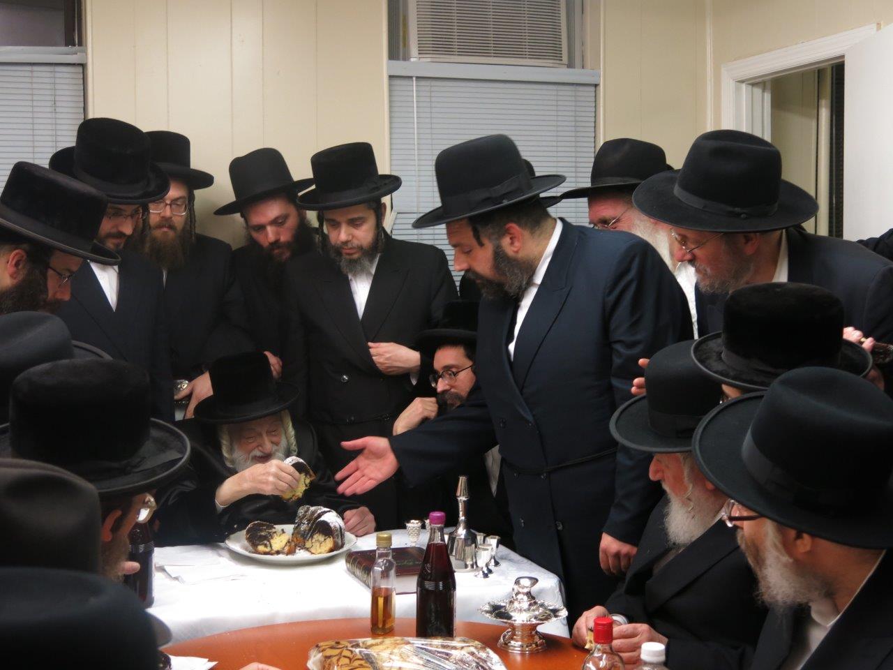 תיעוד: האדמו"ר מסקולען קבע מזוזה ב"חסד לאברהם"