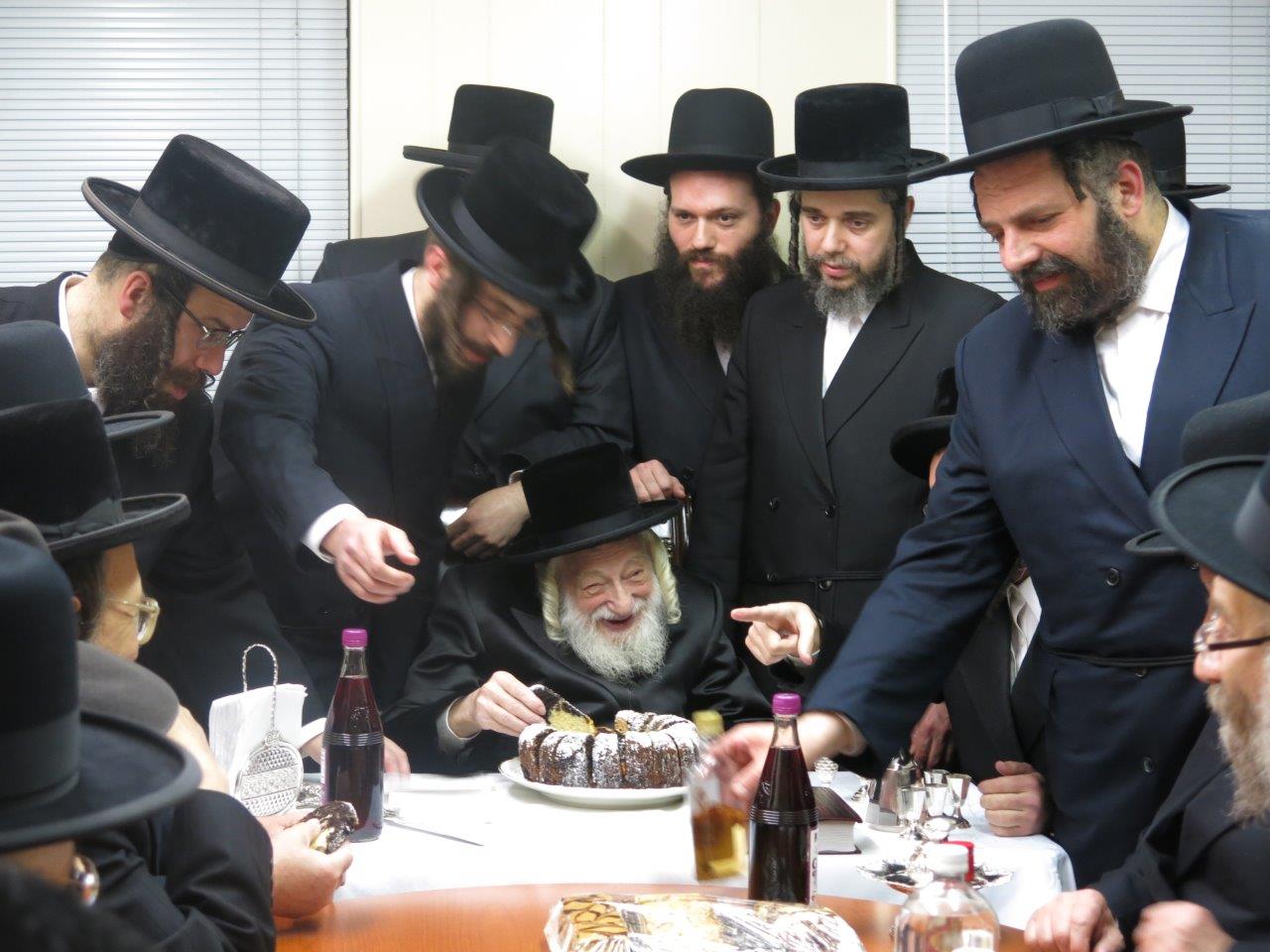 תיעוד: האדמו"ר מסקולען קבע מזוזה ב"חסד לאברהם"