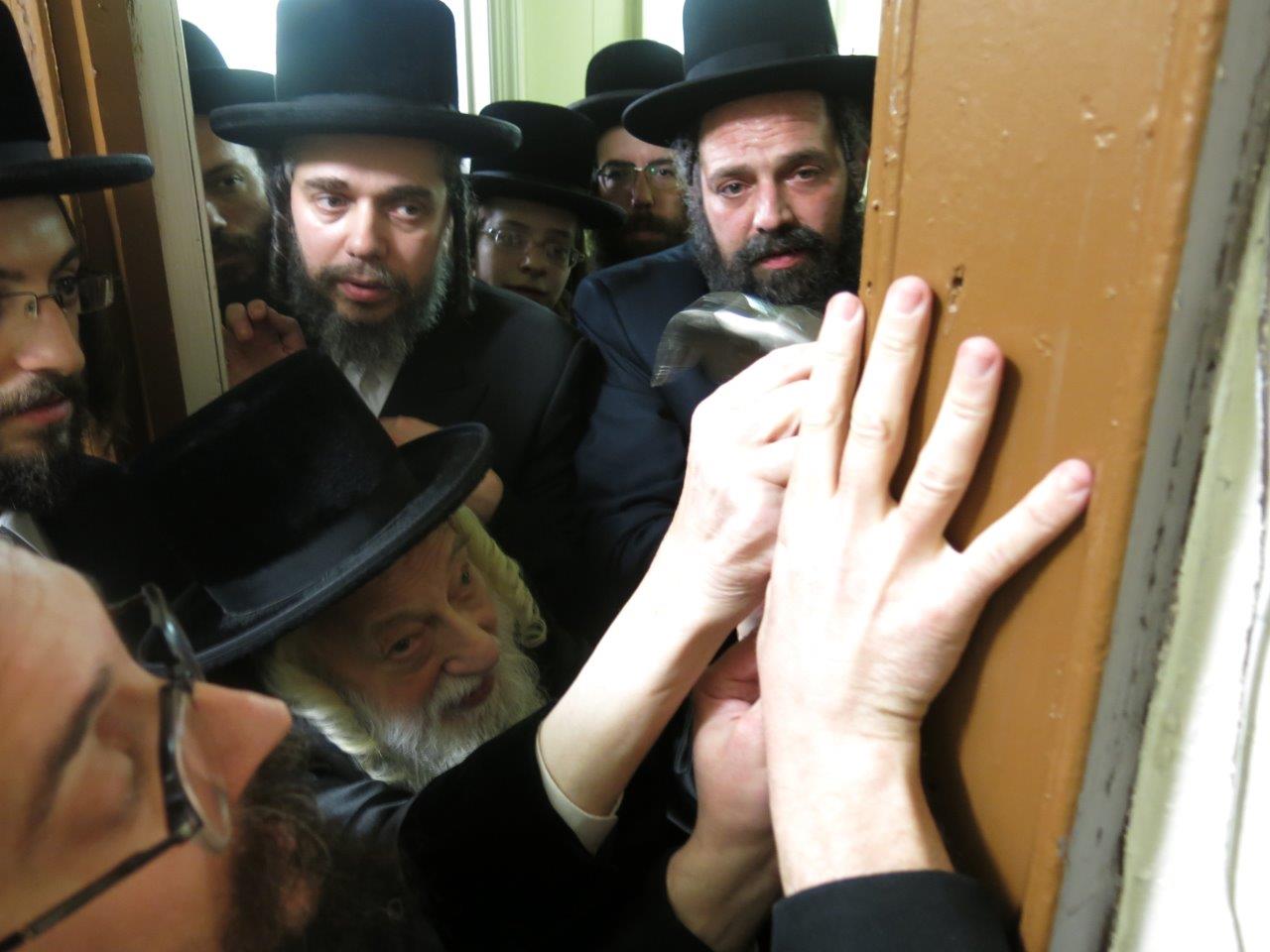 תיעוד: האדמו"ר מסקולען קבע מזוזה ב"חסד לאברהם"