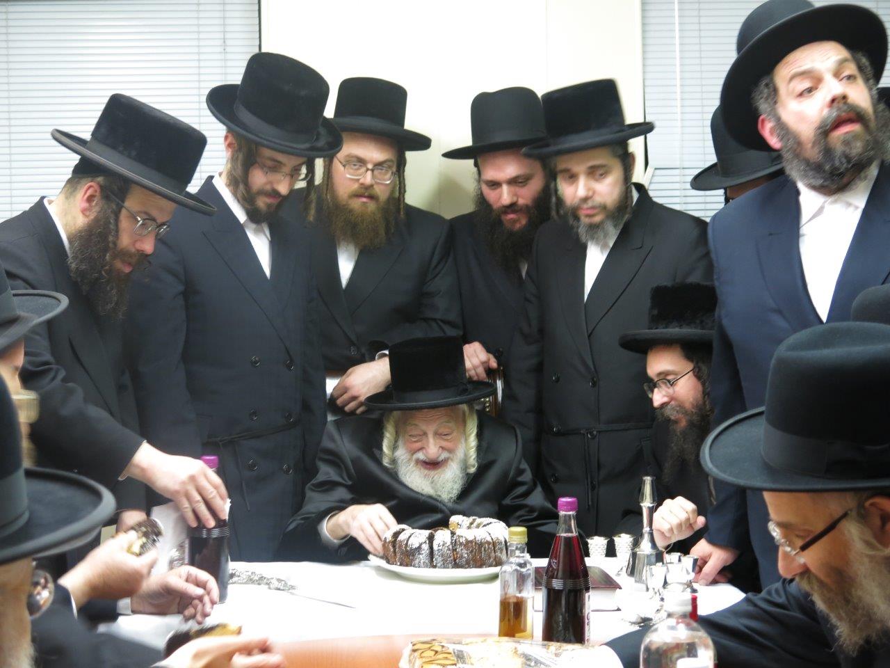 תיעוד: האדמו"ר מסקולען קבע מזוזה ב"חסד לאברהם"