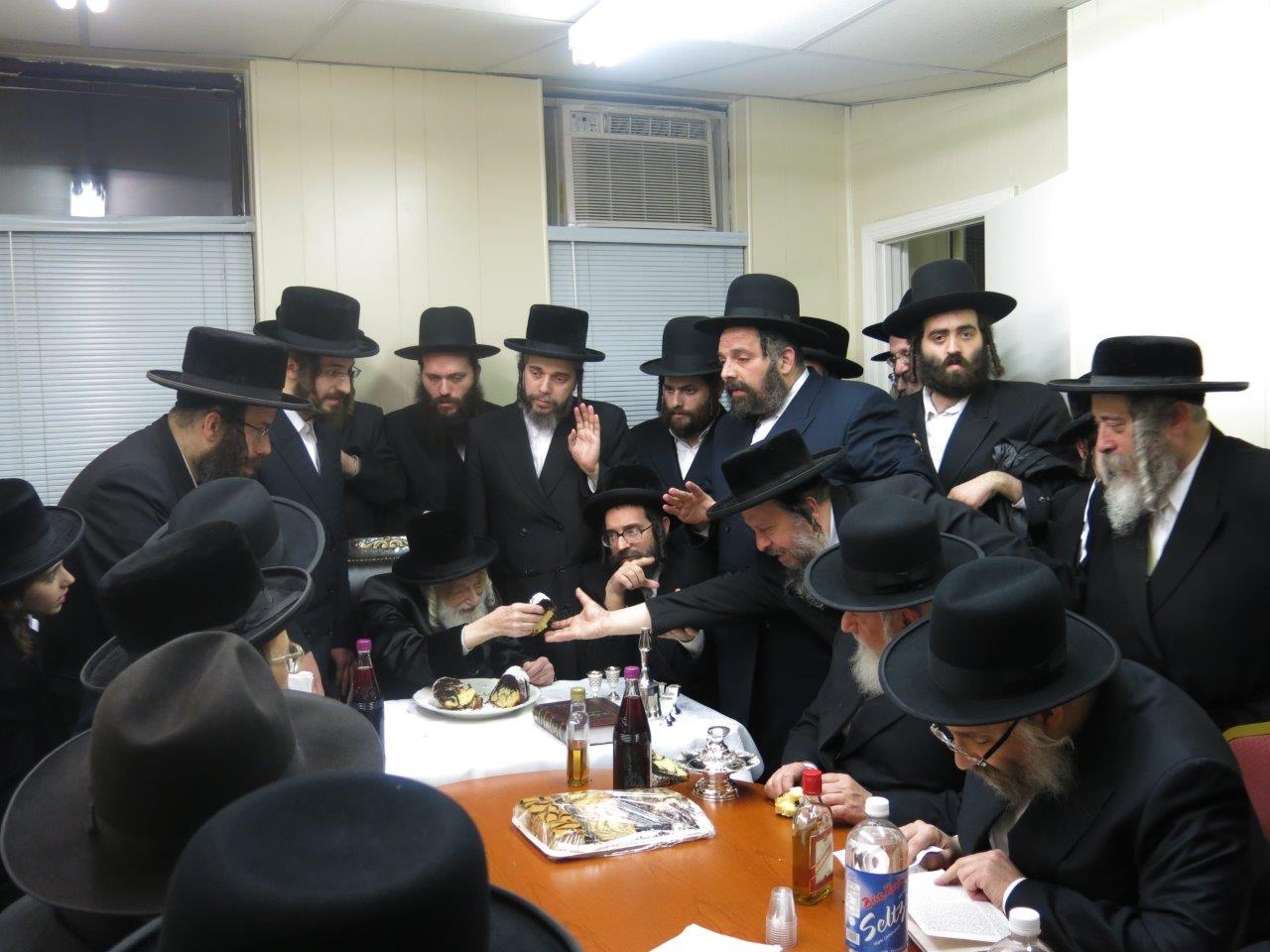 תיעוד: האדמו"ר מסקולען קבע מזוזה ב"חסד לאברהם"