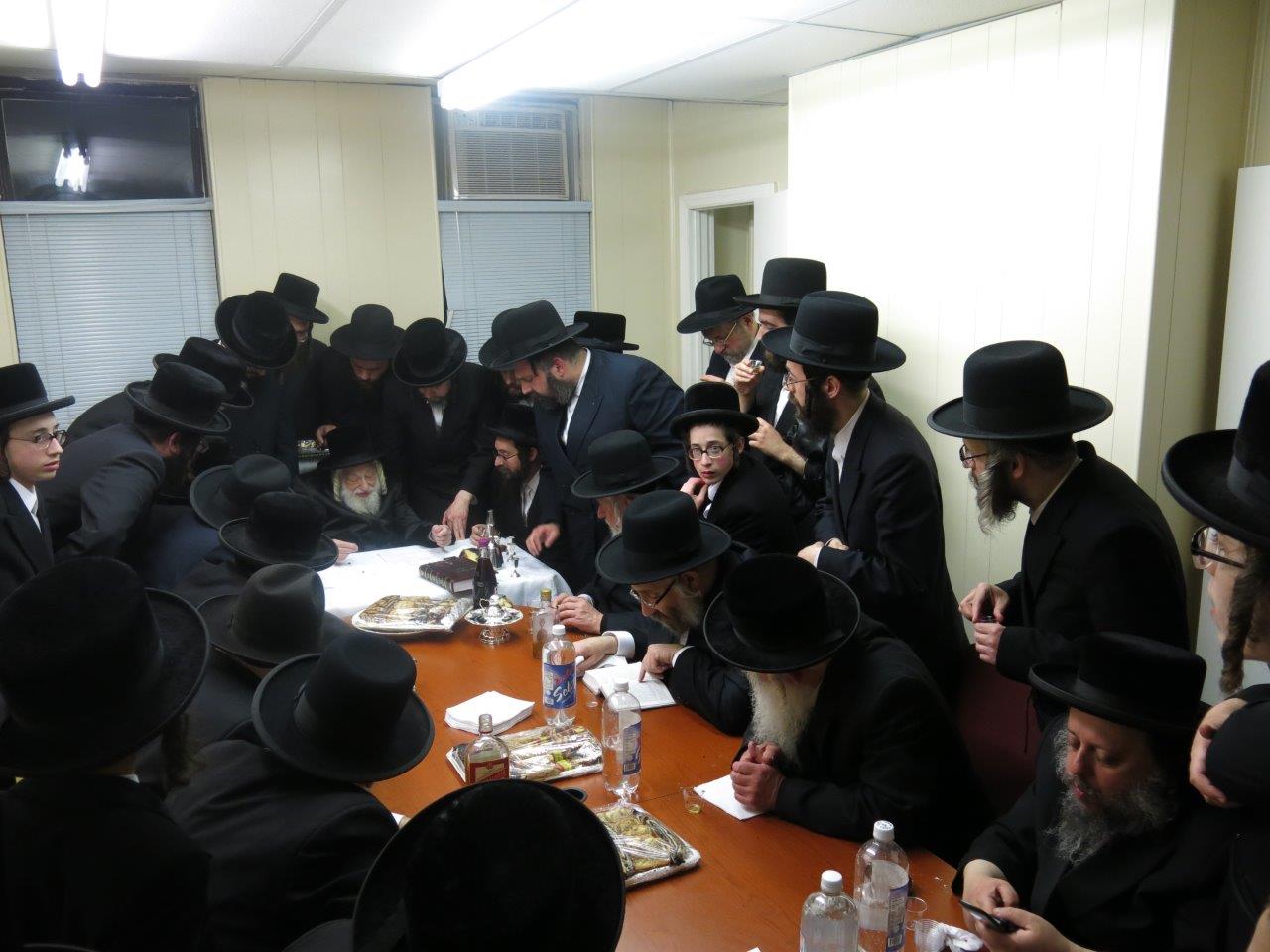 תיעוד: האדמו"ר מסקולען קבע מזוזה ב"חסד לאברהם"