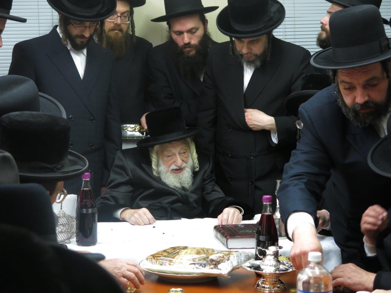 תיעוד: האדמו"ר מסקולען קבע מזוזה ב"חסד לאברהם"