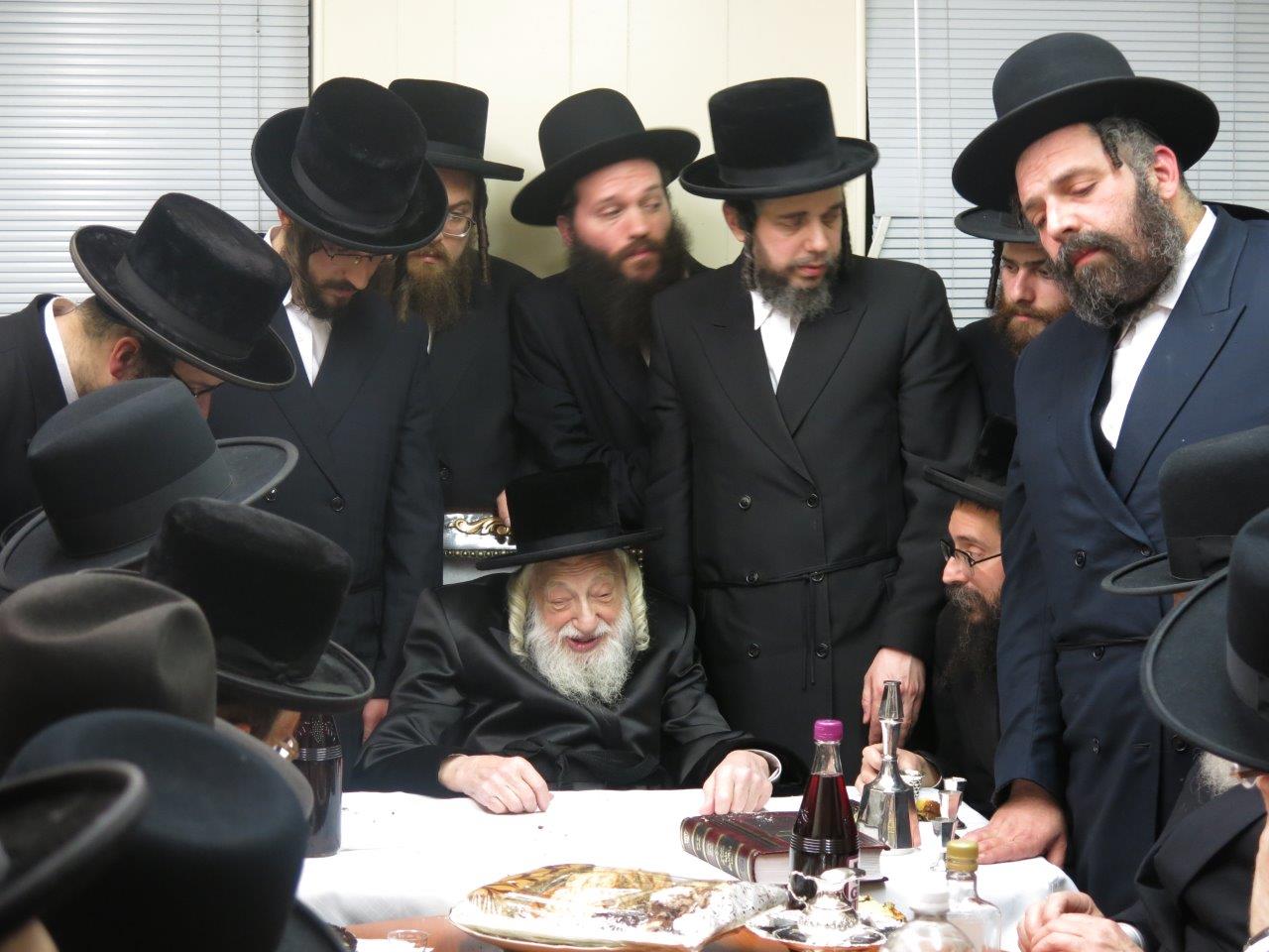 תיעוד: האדמו"ר מסקולען קבע מזוזה ב"חסד לאברהם"