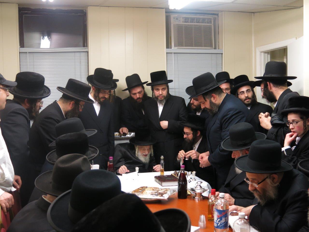 תיעוד: האדמו"ר מסקולען קבע מזוזה ב"חסד לאברהם"