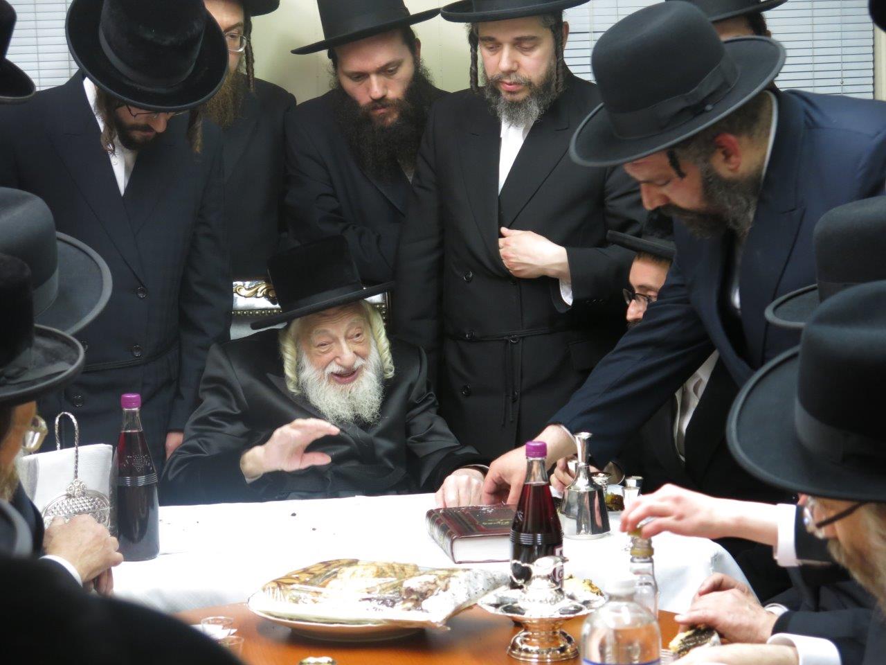 תיעוד: האדמו"ר מסקולען קבע מזוזה ב"חסד לאברהם"