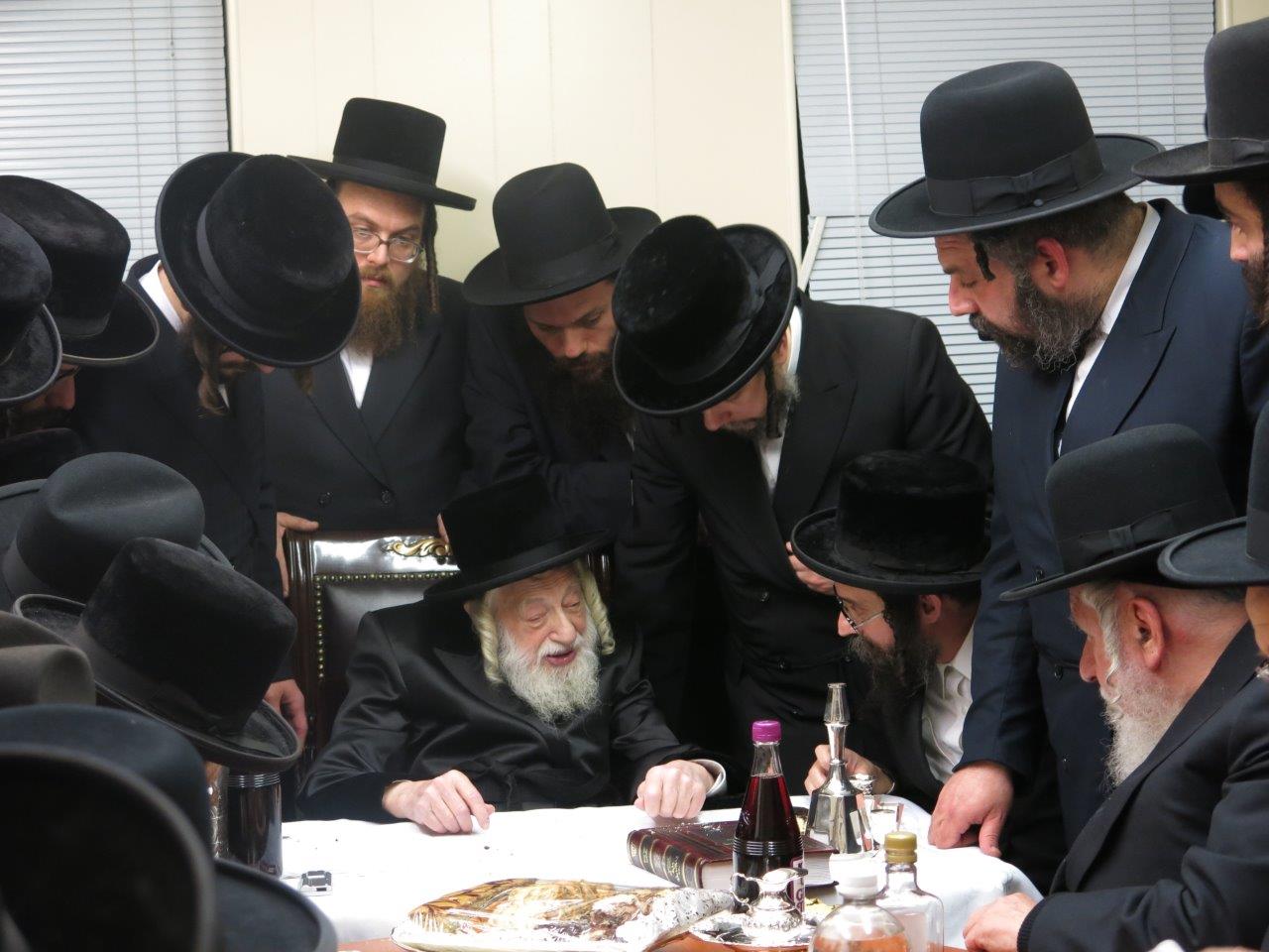 תיעוד: האדמו"ר מסקולען קבע מזוזה ב"חסד לאברהם"