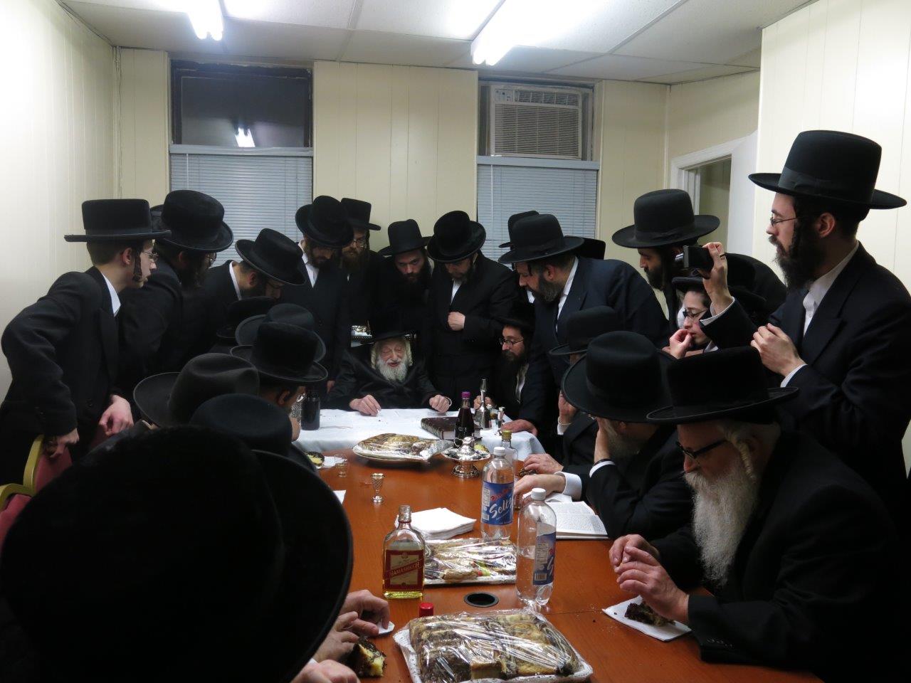 תיעוד: האדמו"ר מסקולען קבע מזוזה ב"חסד לאברהם"