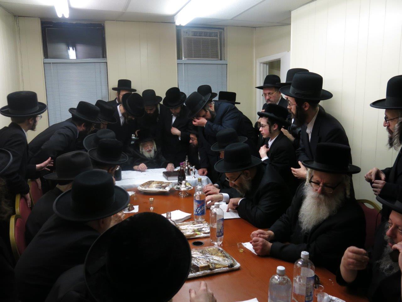 תיעוד: האדמו"ר מסקולען קבע מזוזה ב"חסד לאברהם"