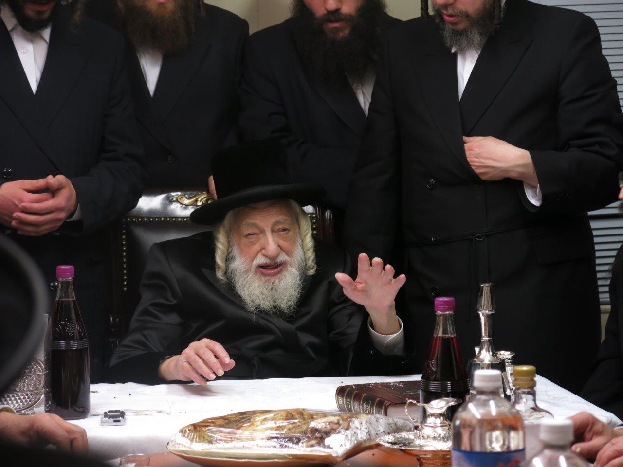 תיעוד: האדמו"ר מסקולען קבע מזוזה ב"חסד לאברהם"